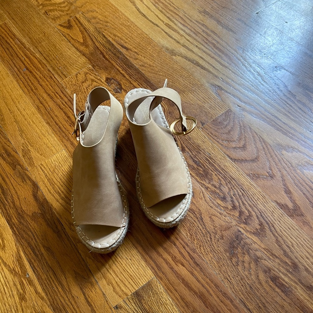 This is a very stylish sandal that looks great with pants and summer dresses!